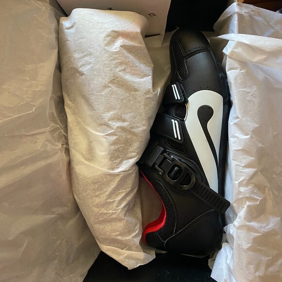 NEW IN BOX Peloton Cycling Shoes Size 40 Women's 9 Men's 7 - Picture 2 of 5